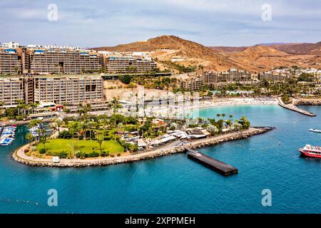 Aus der Vogelperspektive mit Anfi Strand und Resort, Gran Canaria, Spanien. Playa Anfi del Mar, wunderschöner Strand auf Gran Canaria, Spanien. Strand Anfi del Mar auf Stockfoto