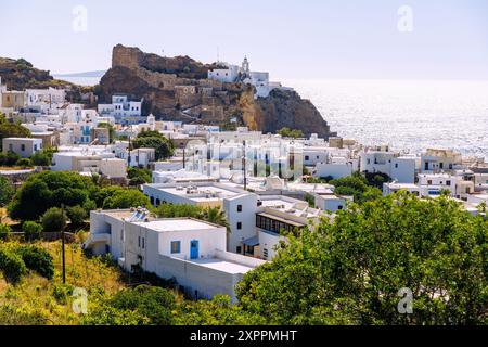 Inselhauptstadt Mandráki mit Kloster Panagía Spilianí auf der Insel Nissyros (Nisyros, Nissiros, Nisiros) in Griechenland Stockfoto