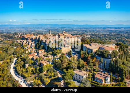 Dorf Montepulciano mit wunderbarer Architektur und Häusern. Eine wunderschöne Altstadt in der Toskana, Italien. Luftaufnahme der mittelalterlichen Stadt Montepulc Stockfoto