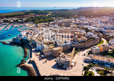 Aus der Vogelperspektive der Stadt Otranto auf der Halbinsel Salento im Süden Italiens, der östlichsten Stadt Italiens (Apulien) an der Küste der Adria. Ansicht Stockfoto