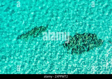 Ruhiger, Klarer Meerwasserhintergrund. Ruhiger Meereswasserhintergrund. Luftaufnahmen von einem kristallklaren, blauen türkisfarbenen Wasser. Blick von oben auf Kristall Clea Stockfoto