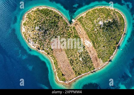 Luftaufnahme der herzförmigen Insel Galesnjak an der adriaküste, Zadar, Kroatien. Herzförmige Insel Galesnjak in Zadar-Archipel Aerial V Stockfoto