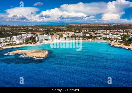 Blick aus der Vogelperspektive auf den wunderschönen Nissi Strand in Ayia Napa, Zypern. Nissi Strand in Ayia Napa berühmter Touristenstrand in Zypern. Blick auf ein azurblaues Wasser und Nissi Stockfoto
