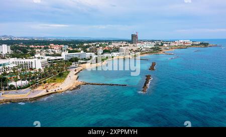 Blick auf die Stadt Paphos auf Zypern. Paphos ist als Zentrum der antiken Geschichte und Kultur der Insel bekannt. Blick auf den Damm im Hafen von Paphos Stockfoto