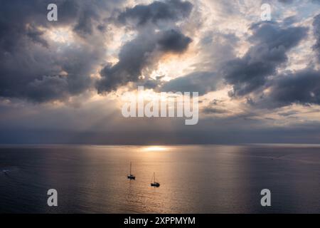 Drohne fliegt über Meer bei einem wunderschönen Sonnenuntergang im Indischen Ozean, Mauritius. Drohnenschießen aus der Luft. Sonnenaufgang über dem Meer. Farbenfroher Sonnenuntergang auf dem Indischen Ozean, Stockfoto