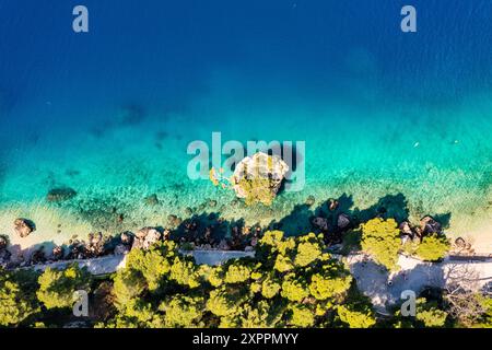 Kamen Brela Symbol der Stadt Brela an der Adriaküste Dalmatiens, Kroatien. Kam Brela, kleine berühmte Insel in Brela, Makarska Riviera, Dalmatien, Stockfoto