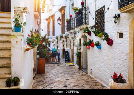 Malerische Sehenswürdigkeit in Locorotondo, Provinz Bari, Apulien (Apulien), Italien. Charakteristische Straßen im Locorotondo in Apulien, Italien. Locorotondo ist eine Stadt Stockfoto