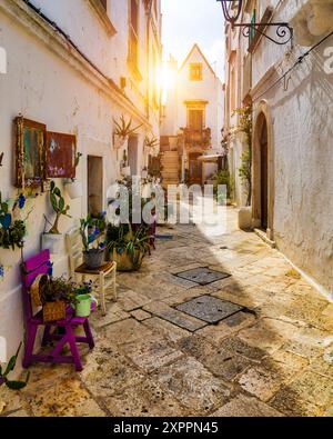 Malerische Sehenswürdigkeit in Locorotondo, Provinz Bari, Apulien (Apulien), Italien. Charakteristische Straßen im Locorotondo in Apulien, Italien. Locorotondo ist eine Stadt Stockfoto