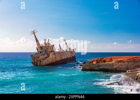 Verlassenes Schiffswrack von Edro III. An der Küste von Peyia in der Nähe von Paphos, Zypern. Historische Edro III Schiffswrack-Stätte am Ufer des Wassers in Zypern. Antenne V Stockfoto