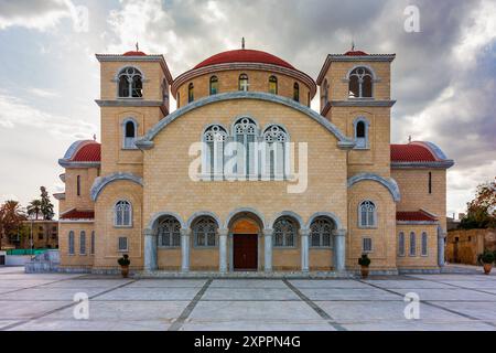 Ein großes, reich verziertes Gebäude mit einem roten Dach und weißer Verkleidung. Das Gebäude ist eine Kirche mit einer Kuppel oben. Nikosia, Zypern. Stockfoto