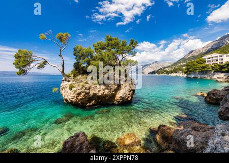 Kamen Brela Symbol der Stadt Brela an der Adriaküste Dalmatiens, Kroatien. Kam Brela, kleine berühmte Insel in Brela, Makarska Riviera, Dalmatien, Stockfoto