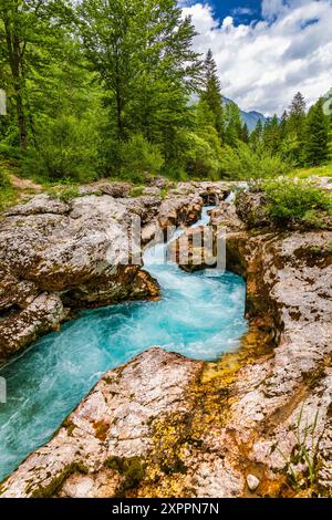 Fantastische Soca-Schlucht in den slowenischen Alpen. Große Soca-Schlucht (Velika korita Soce), Triglav-Nationalpark, Slowenien. Großer Canyon des Soca River, Bovec, Stockfoto