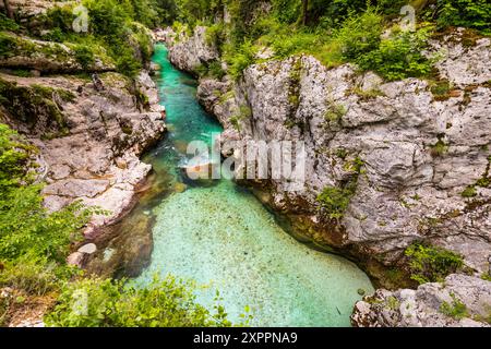 Fantastische Soca-Schlucht in den slowenischen Alpen. Große Soca-Schlucht (Velika korita Soce), Triglav-Nationalpark, Slowenien. Großer Canyon des Soca River, Bovec, Stockfoto