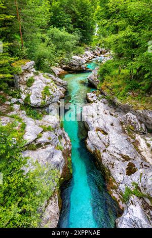 Fantastische Soca-Schlucht in den slowenischen Alpen. Große Soca-Schlucht (Velika korita Soce), Triglav-Nationalpark, Slowenien. Großer Canyon des Soca River, Bovec, Stockfoto
