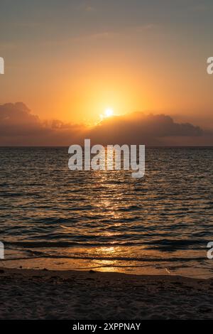 Dramatischer farbenfroher Sonnenuntergang über dem Meer. Wolkenlandschaft Natur Hintergrund. Wunderschöner Sonnenuntergang über dem Meer. Sonnenuntergang über dem Meer und wunderschöne Wolkenlandschaft. Stockfoto