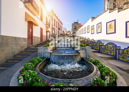 Berühmte Straße Paseo de Canarias auf Firgas, Gran Canaria, Kanarischen Inseln, Spanien. Brunnen mit natürlichem Mineralwasser in Firgas, Gran Canaria. Dorftanne Stockfoto