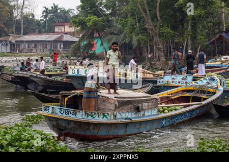 Händler verkaufen Wassermelonen und andere Früchte von Booten auf dem schwimmenden Markt Boithakata am Belua River, Boithakata, Pirojpur District, Bangladesch, Stockfoto