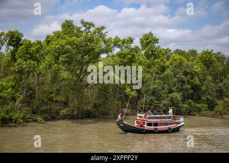 Männer auf einem lokalen Ausflugsboot entlang des Flusses Pashur in der Nähe von Karamjal Forest Camp, in der Nähe von Mongla, Bagerhat District, Bangladesch, Asien Stockfoto