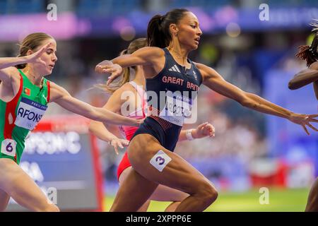 Paris, Ile de France, Frankreich. August 2024. REVEE WALCOTT-NOLAN (GBR), Großbritannien, tritt bei den Olympischen Sommerspielen 2024 in Paris in der 1500-m-Runde 1 der Frauen im Stadion Stade de France an. (Kreditbild: © Walter Arce/ZUMA Press Wire) NUR REDAKTIONELLE VERWENDUNG! Nicht für kommerzielle ZWECKE! Stockfoto