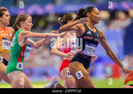 Paris, Ile de France, Frankreich. August 2024. REVEE WALCOTT-NOLAN (GBR), Großbritannien, tritt bei den Olympischen Sommerspielen 2024 in Paris in der 1500-m-Runde 1 der Frauen im Stadion Stade de France an. (Kreditbild: © Walter Arce/ZUMA Press Wire) NUR REDAKTIONELLE VERWENDUNG! Nicht für kommerzielle ZWECKE! Stockfoto