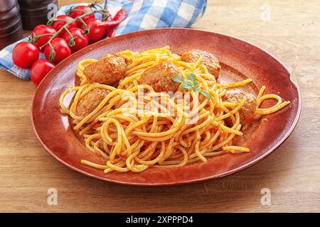 Italienische Spaghetti mit Fleischbällchen in Tomatensauce Stockfoto