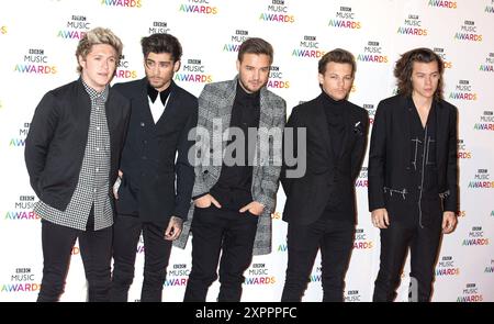 London, UK, 11. Dezember 2014. (L-R) Niall Horan, Zayn Malik, Louis Tomlinson, Liam Payne und Harry Styles von One Direction nehmen am 11. Dezember 2014 an den BBC Music Awards im Earl's Court Exhibition Centre in London, England, Großbritannien Teil. Quelle: S.A.M./Alamy Live News Stockfoto