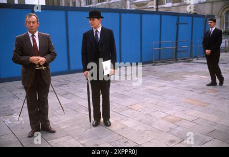 City of London 1990er Jahre Ein Haushalts-Kavallerie-Offizier mit seiner Marke Bowler Hut, der sich auf die Probe der Ehrenwache beim Lord Mayors Bankett in der Gildhall vorbereitet. Sie verwenden einen Messstab, für ein Tempo, d. h. planen Sie die Gehdistanz. 1990 UK HOMER SYKES Stockfoto