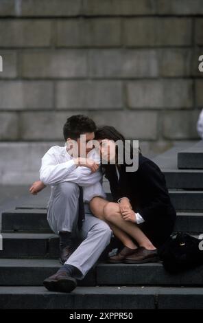 Junge Büroangestellte treffen sich während ihrer Mittagspause auf den Stufen der St. Paul Cathedral, London, England 1990er Jahre 1992 UK HOMER SYKES Stockfoto