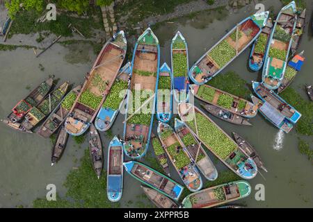 Aus der Vogelperspektive von Händlern, die Wassermelonen und andere Früchte von Booten auf dem schwimmenden Markt Boithakata am Belua River, Boithakata, Pirojpur District, Ba verkaufen Stockfoto