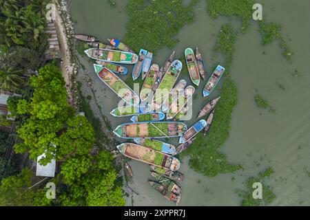 Aus der Vogelperspektive von Händlern, die Wassermelonen und andere Früchte von Booten auf dem schwimmenden Markt Boithakata am Belua River, Boithakata, Pirojpur District, Ba verkaufen Stockfoto