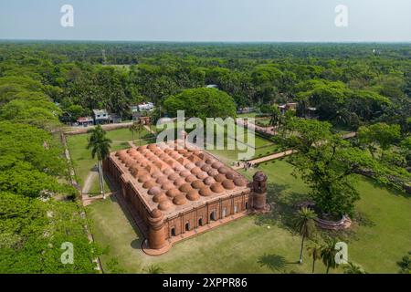 Blick aus der Vogelperspektive auf die Sixty Dome Moschee und den Park, Bagerhat, Bagerhat District, Bangladesch, Asien Stockfoto