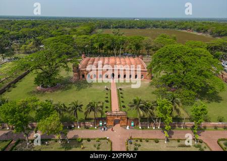 Blick aus der Vogelperspektive auf die Sixty Dome Moschee und den Park, Bagerhat, Bagerhat District, Bangladesch, Asien Stockfoto