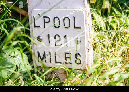 Meilensteine auf dem Schleppweg von Leeds und Liverpool Canal in Rodley, Leeds, zeigt die Entfernung nach Liverpool, die 121 Meilen beträgt Stockfoto