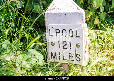 Meilensteine auf dem Schleppweg von Leeds und Liverpool Canal in Rodley, Leeds, zeigt die Entfernung nach Liverpool, die 121 Meilen beträgt Stockfoto