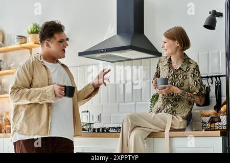 Zwei Freunde teilen sich einen freudigen Moment, während sie zu Hause Kaffee trinken. Stockfoto