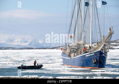 Zodiac auf dem Weg durch das Eis nach Rembrandt van Rijn, Spitzbergen, Svalbard, Norwegen, Arktis Stockfoto