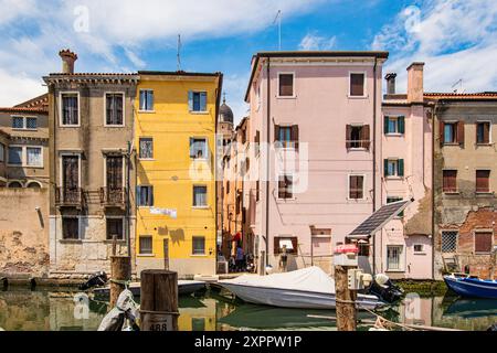 Chioggia, Venedig, Italien – Eine charmante Küstenstadt, die oft „Little Venice“ genannt wird und malerische Kanäle, historische Gebäude und eine lebendige Fischzucht bietet Stockfoto