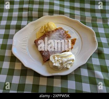 Traditioneller Strudel und Eis in einem Straßencafé in Österreich Stockfoto