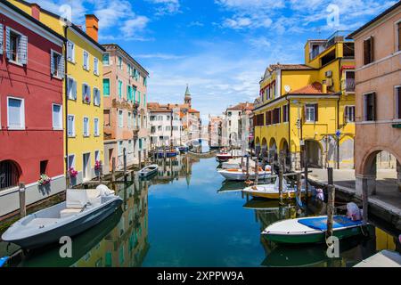 Chioggia, Venedig, Italien – Eine charmante Küstenstadt, die oft „Little Venice“ genannt wird und malerische Kanäle, historische Gebäude und eine lebendige Fischzucht bietet Stockfoto