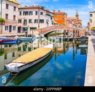 Chioggia, Venedig, Italien – Eine charmante Küstenstadt, die oft „Little Venice“ genannt wird und malerische Kanäle, historische Gebäude und eine lebendige Fischzucht bietet Stockfoto