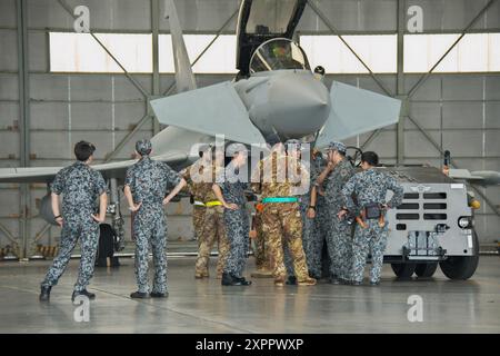 Misawa, Japan. August 2024. Mitglieder der italienischen Luftwaffe und der japanischen Selbstverteidigungsstreitkräfte sprechen am Mittwoch, den 7. August, während einer gemeinsamen Übung „RISING SUN 24“ auf der Misawa Air Base in der Präfektur Aomori. 2024. Foto: Keizo Mori/UPI Credit: UPI/Alamy Live News Stockfoto