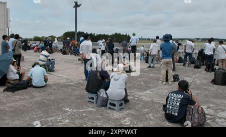 Misawa, Japan. August 2024. Am Mittwoch, den 7. August, versammeln sich Flugzeugbeobachter, um die .Aircraft der italienischen Luftwaffe auf der Aussichtsplattform des Misawa Airports in der Präfektur Aomori, Japan, zu beobachten. 2024. Foto: Keizo Mori/UPI Credit: UPI/Alamy Live News Stockfoto