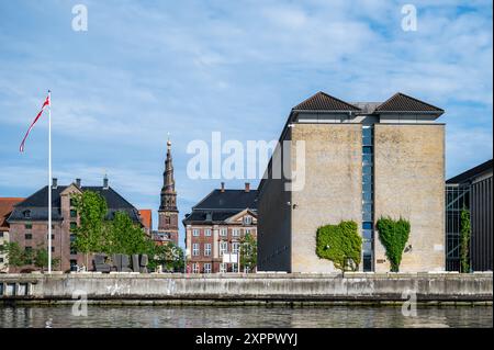 Blick auf die Gebäude im Hafen von Kopenhagen. Im Hintergrund die Kirche unseres Erlösers im Bezirk Christianshavn, Kopenhagen, Dänemark Stockfoto