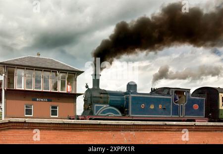 Die Caledonian Railway 0-4-4T Nr. 419 verläuft entlang der Küste von Bo'ness. Die S.R.P.S.-Linie bei Bo'ness und Kinneil am Firth of Forth in Schottland. Stockfoto