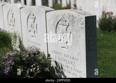 Grabsteine von denen, die mit dem Victoria Cross ausgezeichnet wurden, auf dem Essex Farm Cemetery, einem Begräbnisgelände der Commonwealth war Graves Commission im Ersten Weltkrieg in der John McCrae Memorial Site in der Nähe von Ypern, Belgien Stockfoto