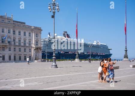 Triest, Italien 28-7-2024 : Ein Kreuzfahrtschiff im Hintergrund, von der Piazza Unità d'Italia aus gesehen. Stockfoto