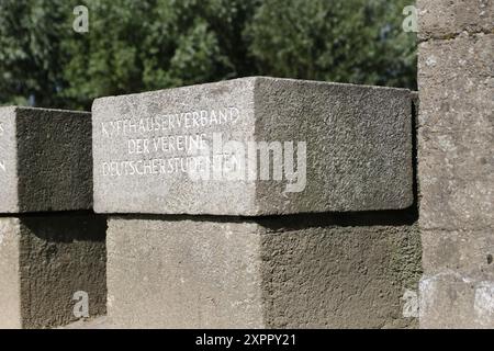 Der deutsche Kriegsfriedhof Langemark (früher Langemarck) liegt in der Nähe des Dorfes Langemark, Teil der Gemeinde Langemark-Poelkapelle in der belgischen Provinz Westflandern. Mehr als 44.000 Soldaten sind hier begraben. Stockfoto