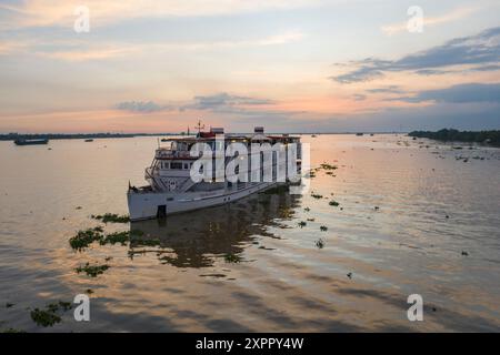 Aus der Vogelperspektive des Flussschiffes Jahan (Heritage Line) auf dem Fluss Mekong bei Sonnenuntergang, Cai Lay (Cai Lậy), Tien Giang (Tiền Giang), Vietnam, Asien Stockfoto