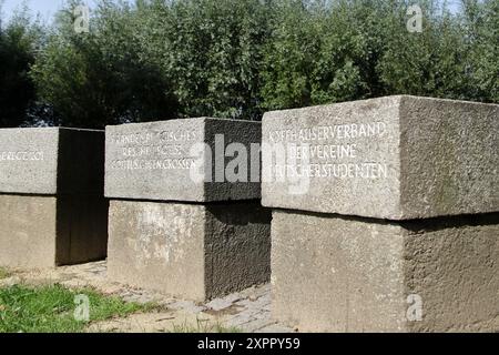 Der deutsche Kriegsfriedhof Langemark (früher Langemarck) liegt in der Nähe des Dorfes Langemark, Teil der Gemeinde Langemark-Poelkapelle in der belgischen Provinz Westflandern. Mehr als 44.000 Soldaten sind hier begraben. Stockfoto