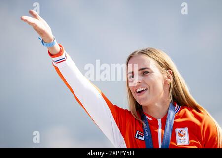 MARSEILLE - Sailor Marit Bouwmeester bei der Zeremonie ihrer Goldmedaille bei den Olympischen Spielen. ANP-SCHLEIFMASCHINE KONING Stockfoto